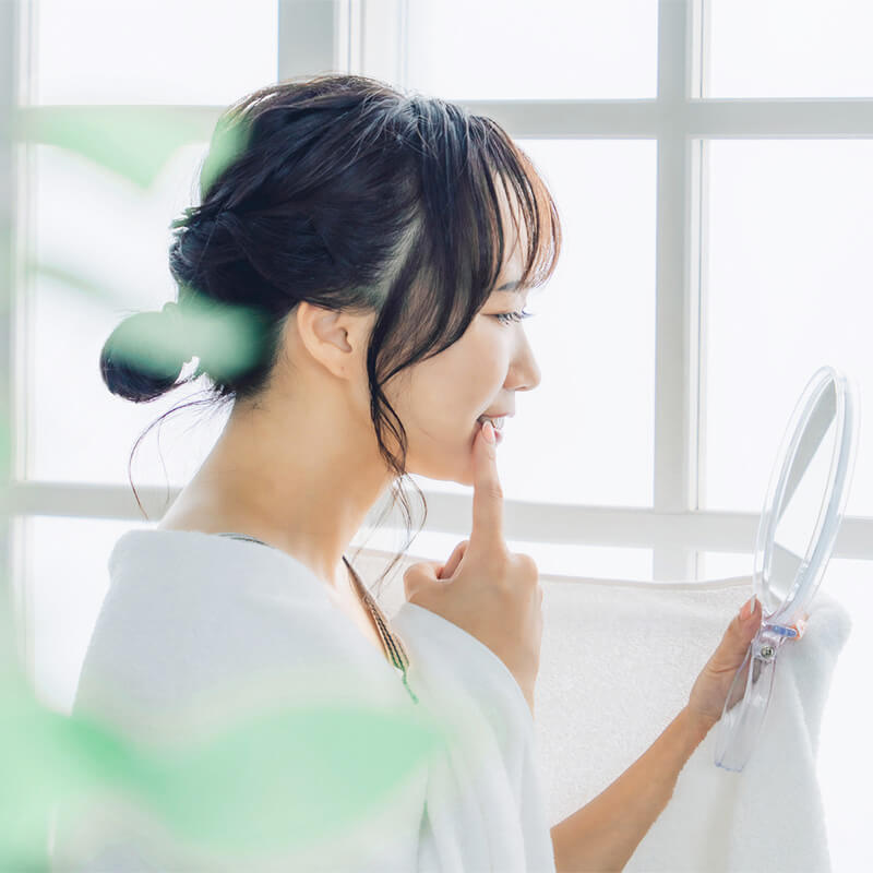 歯がきれいになり微笑む女性