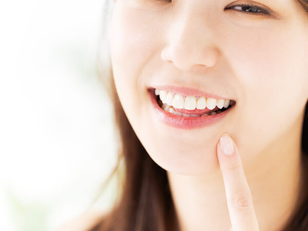 セラミックにし、自然できれいな歯になった女性